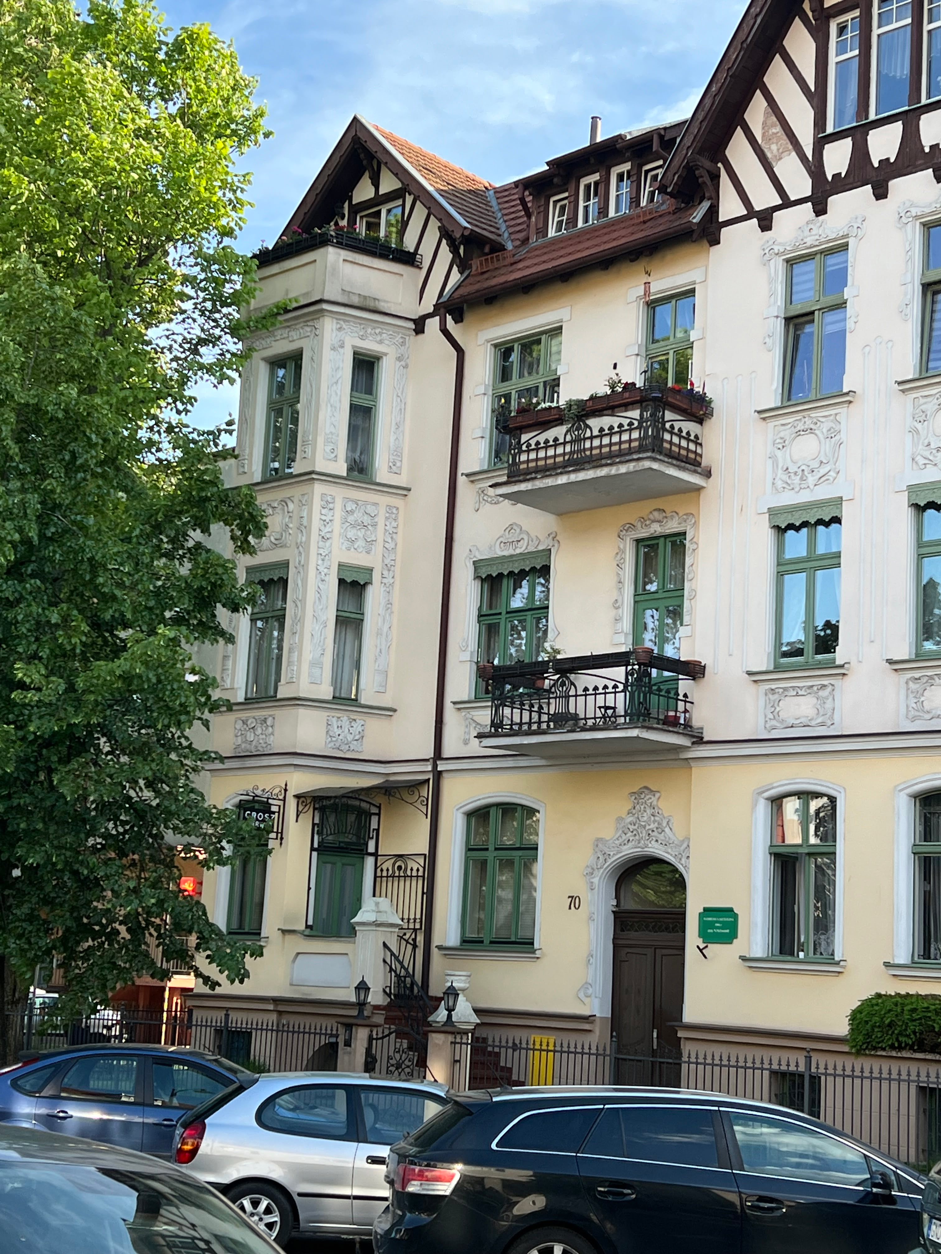 Kolorowe okna dodają charakteru